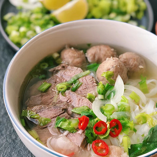Phở de albóndigas de ternera